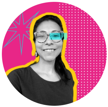 Foto da Fernanda sorrindo com fundo rosa